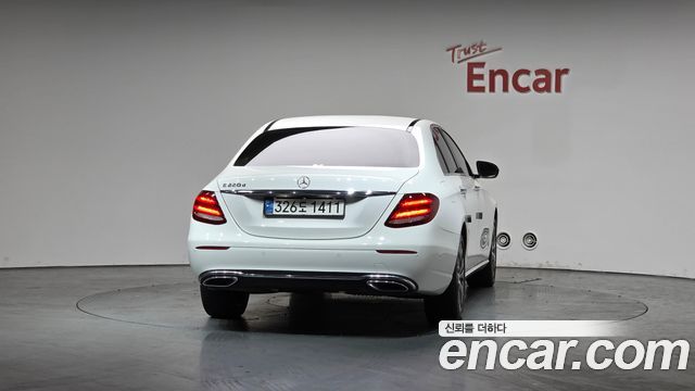Mercedes-Benz E-Class E220d Avantgarde — пробег 61 630 км — фото 4 из 5