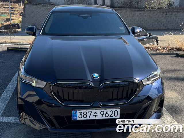 BMW 5-Series 520i M Sport — пробег 1 690 км — фото 1 из 5