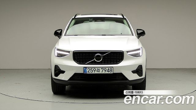 Volvo XC40 B4 Ultra Dark — пробег 3 678 км — фото 2 из 5