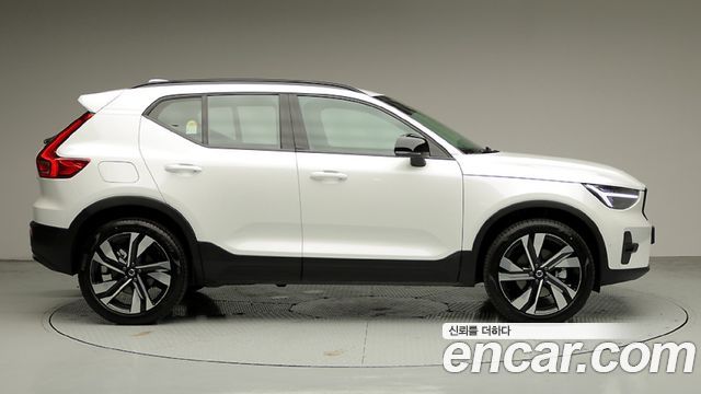 Volvo XC40 B4 Ultra Dark — пробег 3 678 км — фото 3 из 5
