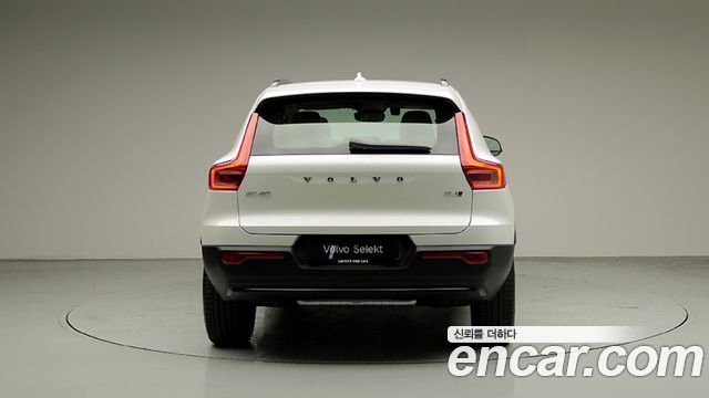 Volvo XC40 B4 Ultra Dark — пробег 3 678 км — фото 4 из 5