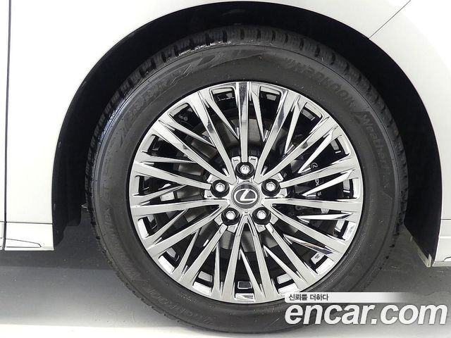Lexus LM 500h Executive — пробег 8 200 км — фото 4 из 5