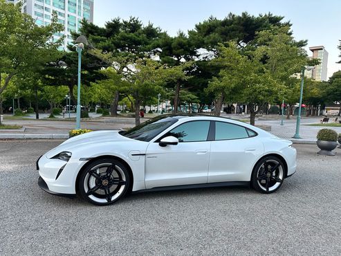 Porsche Taycan 4S — пробег 49 500 км — фото 1 из 5