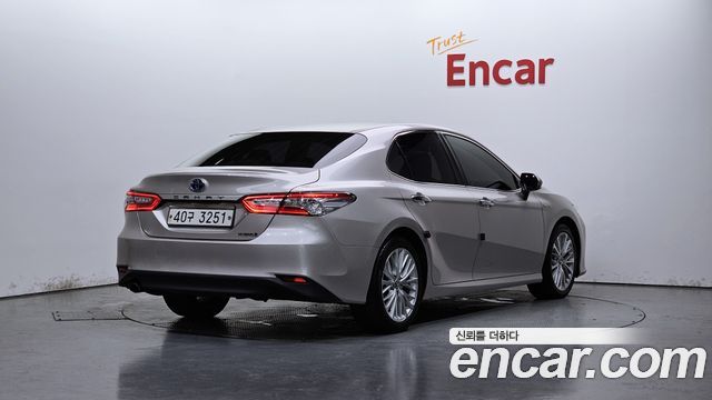 Toyota Camry 2.5 XLE Hybrid — пробег 204 977 км — фото 2 из 5