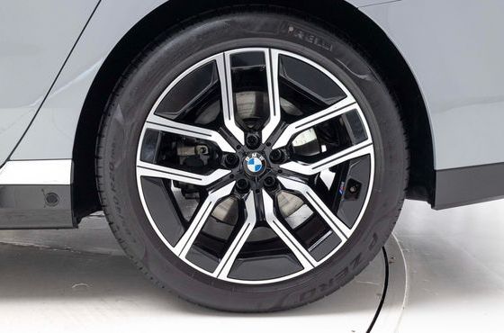 BMW 7-Series 740i xDrive M Sport — пробег 6 037 км — фото 5 из 5