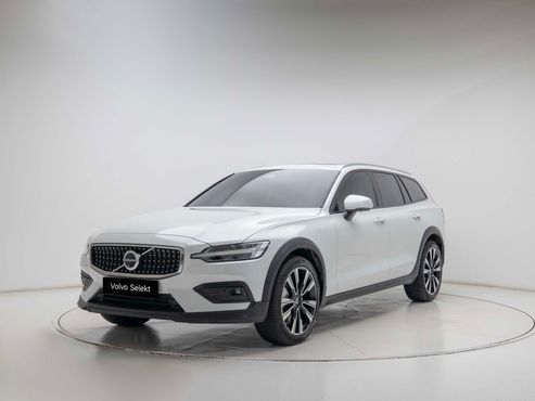 Volvo V60 B5 Ultra AWD — пробег 7 935 км — фото 1 из 5