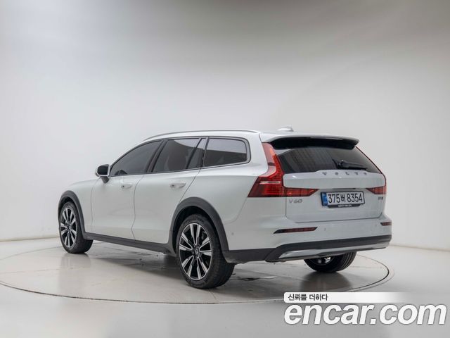 Volvo V60 B5 Ultra AWD — пробег 7 935 км — фото 4 из 5