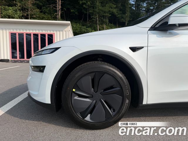Tesla Model Y Premium RWD — пробег 1 077 км — фото 4 из 5