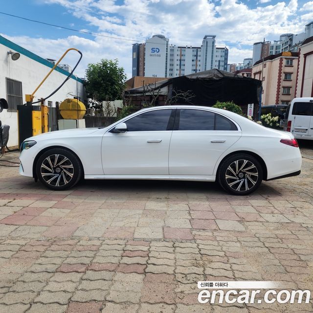 Mercedes-Benz E-Class E300 4MATIC Exclusive — пробег 30 114 км — фото 1 из 5