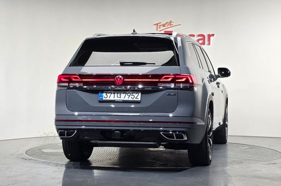 Volkswagen Atlas 2.0 TSI R-LINE 7-Seater — пробег 4 673 км — фото 4 из 5