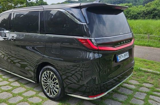 Lexus LM 500h Executive — пробег 9 км — фото 4 из 5