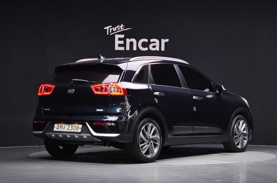 Kia Niro Prestige — пробег 66 941 км — фото 2 из 5
