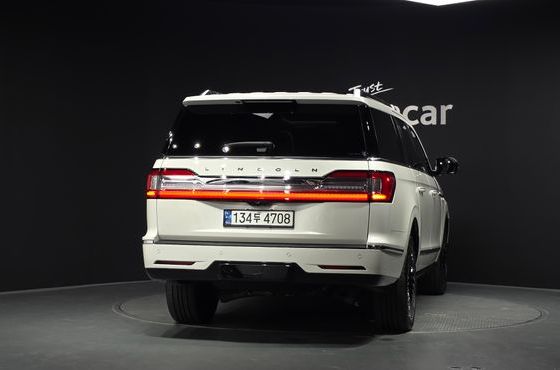 Lincoln Navigator 3.5L (8-Seater) — пробег 3 716 км — фото 4 из 5