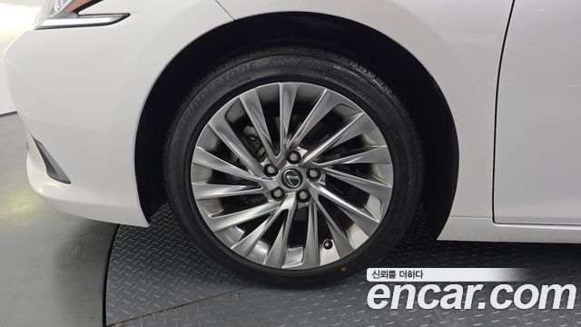 Lexus ES Luxury Plus — пробег 63 930 км — фото 5 из 5