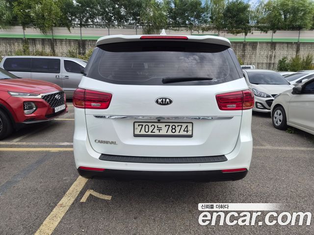 Kia Carnival 11-Seater Deluxe — пробег 133 230 км — фото 3 из 5