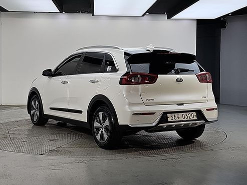 Kia Niro Prestige — пробег 230 000 км — фото 3 из 5