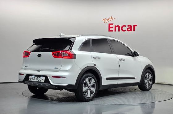 Kia Niro Prestige — пробег 181 228 км — фото 2 из 5