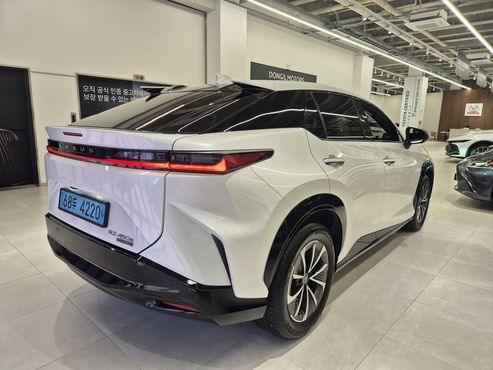 Lexus RZ Luxury — пробег 30 041 км — фото 2 из 5