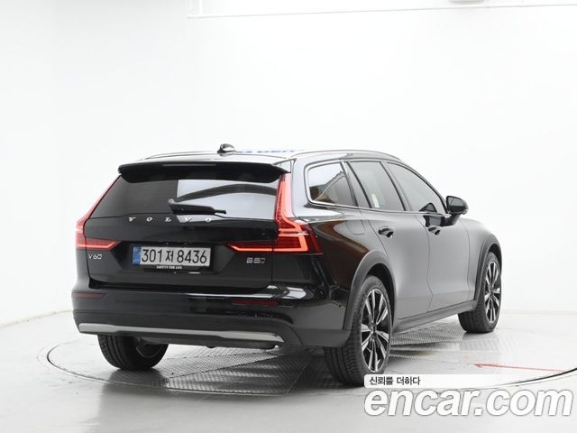 Volvo V60 B5 Ultra AWD — пробег 8 979 км — фото 2 из 5