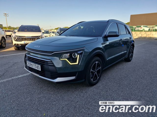 Kia Niro Prestige — пробег 13 618 км — фото 2 из 5