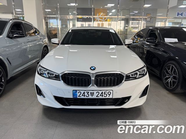 BMW 3-Series 320i — пробег 4 242 км — фото 3 из 5