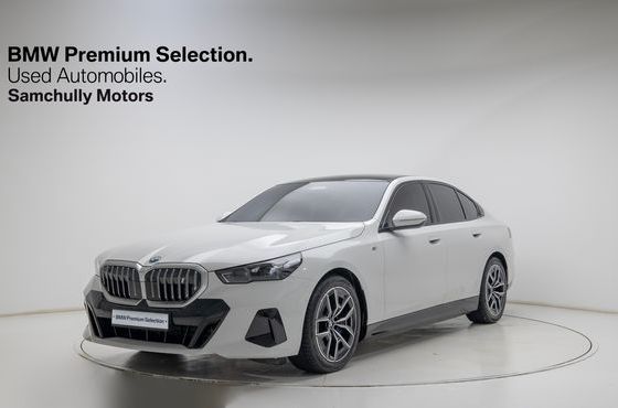 BMW i5 eDrive 40 M Sport — пробег 4 800 км — фото 1 из 5
