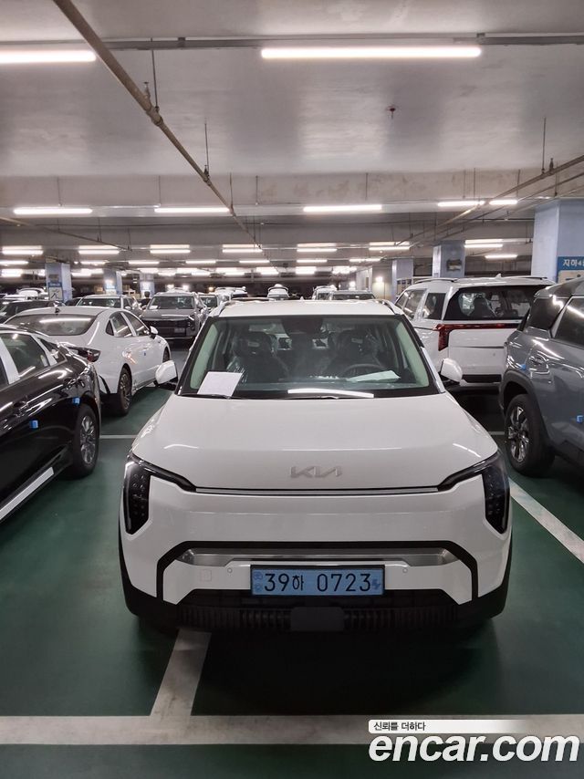 Kia EV3 Long Range 2WD Earth — пробег 7 км — фото 3 из 5