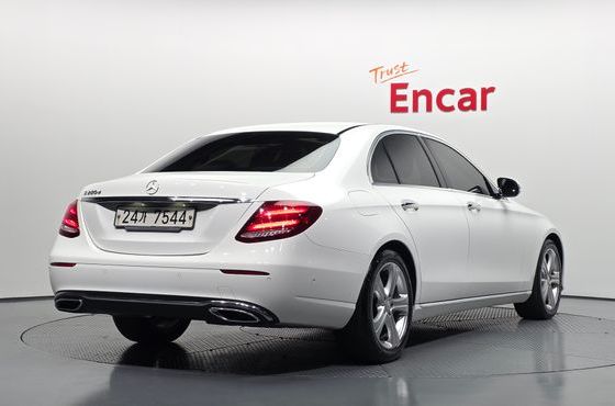 Mercedes-Benz E-Class E220d Avantgarde — пробег 176 656 км — фото 2 из 5