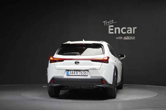 Lexus UX 2.0 2WD — пробег 10 196 км — фото 4 из 5