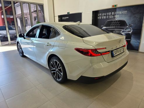 Toyota Camry 2.5 XLE Hybrid — пробег 6 790 км — фото 2 из 5