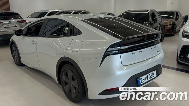 Toyota Prius 2.0 PHEV SE — пробег 3 555 км — фото 2 из 5