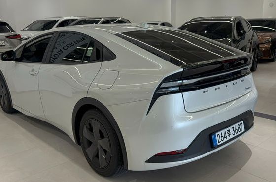 Toyota Prius 2.0 PHEV SE — пробег 3 555 км — фото 2 из 5