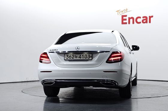 Mercedes-Benz E-Class E220d Avantgarde — пробег 75 521 км — фото 4 из 5