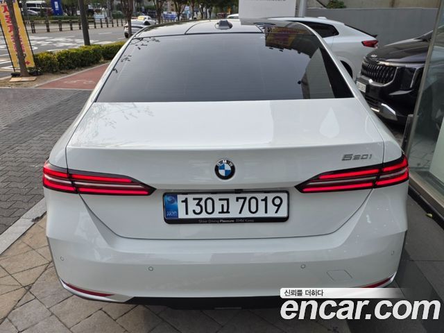 BMW 5-Series 520i — пробег 2 300 км — фото 4 из 5