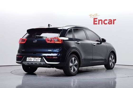 Kia Niro Prestige — пробег 111 907 км — фото 2 из 5