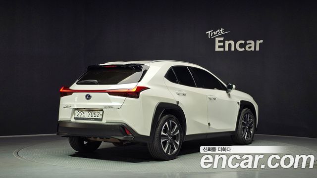 Lexus UX 2.0 AWD — пробег 87 376 км — фото 2 из 5