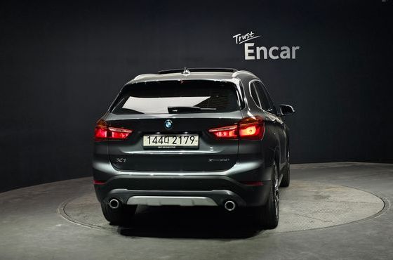 BMW X1 xDrive 20i xLine — пробег 72 447 км — фото 4 из 5