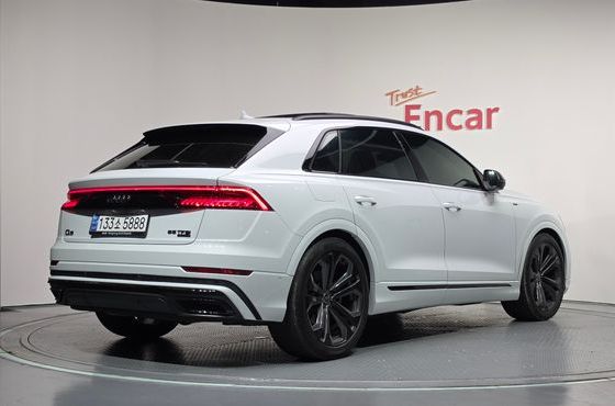Audi Q8 55 TFSI Quattro Premium — пробег 7 135 км — фото 2 из 5