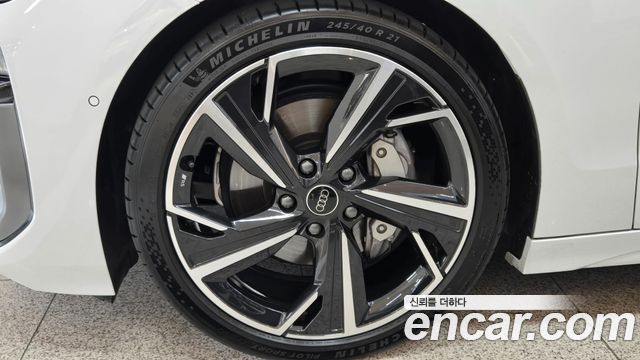Audi A6 e-Tron Performance S line — пробег 13 900 км — фото 5 из 5