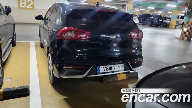 Kia Niro Prestige — пробег 94 977 км — фото 4 из 5