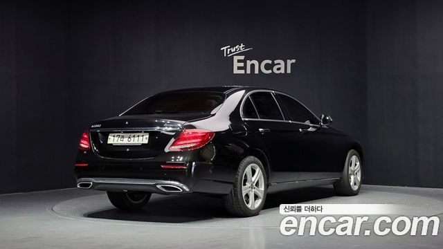 Mercedes-Benz E-Class E220d 4MATIC Avantgarde — пробег 105 697 км — фото 2 из 5