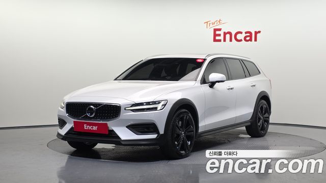 Volvo V60 T5 Pro AWD — пробег 67 680 км — фото 1 из 5