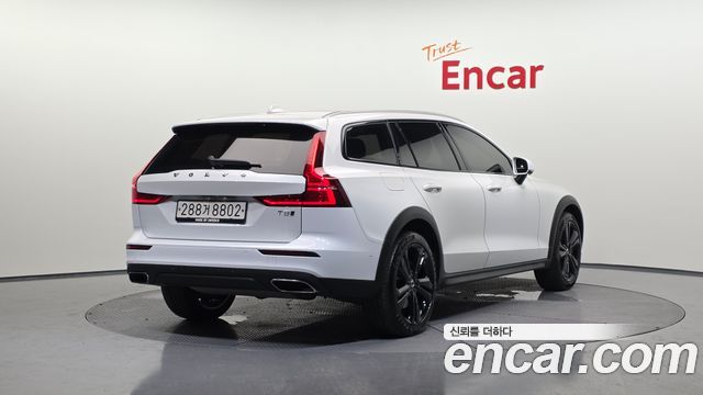 Volvo V60 T5 Pro AWD — пробег 67 680 км — фото 2 из 5