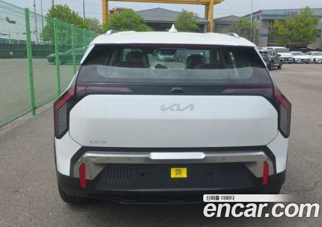 Kia EV3 Long Range 2WD Earth — пробег 1 км — фото 3 из 5