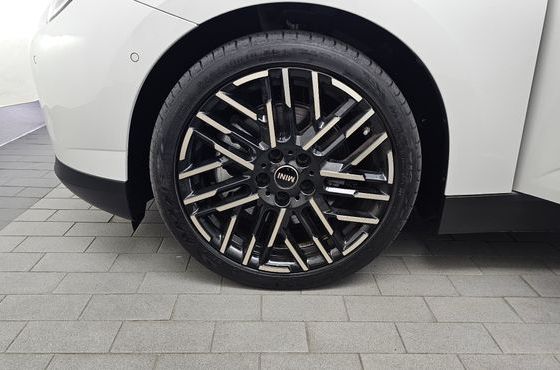 Mini Cooper SE Favoured — пробег 9 355 км — фото 5 из 5