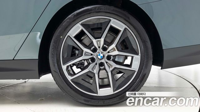 BMW 5-Series 530i xDrive — пробег 4 300 км — фото 5 из 5