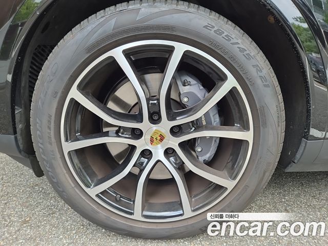 Porsche Cayenne 3.0 E-Hybrid — пробег 16 000 км — фото 4 из 5