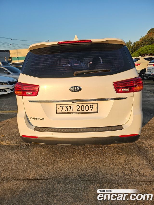 Kia Carnival 11-Seater Prestige — пробег 85 897 км — фото 2 из 5