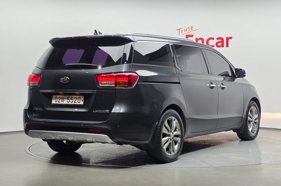 Kia Carnival 7-seater Limousine Magic Space — пробег 137 859 км — фото 2 из 5