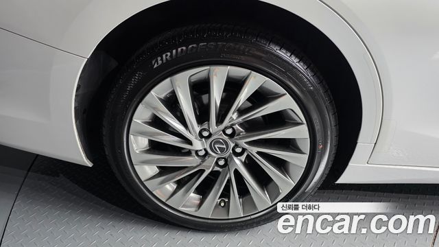 Lexus ES Executive — пробег 13 095 км — фото 5 из 5